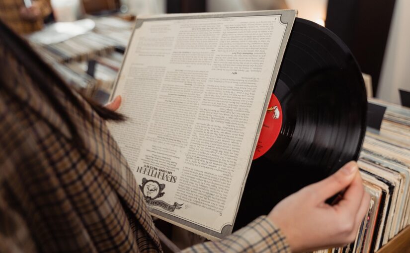 Vinyl im Wohnzimmer: Das perfekte Regal für Schallplatten finden